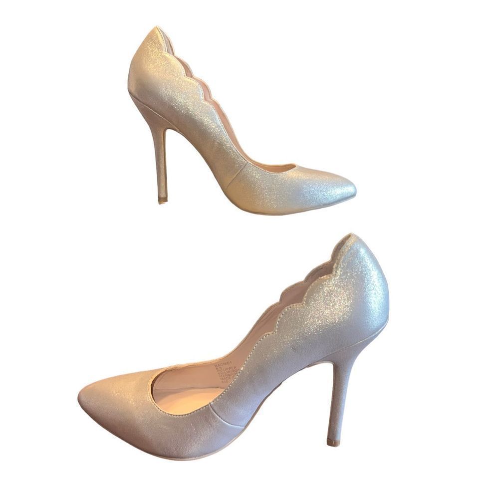 Betsy Johnson gold metallic glitter scalloped edged heels￼ raciee1 8.5